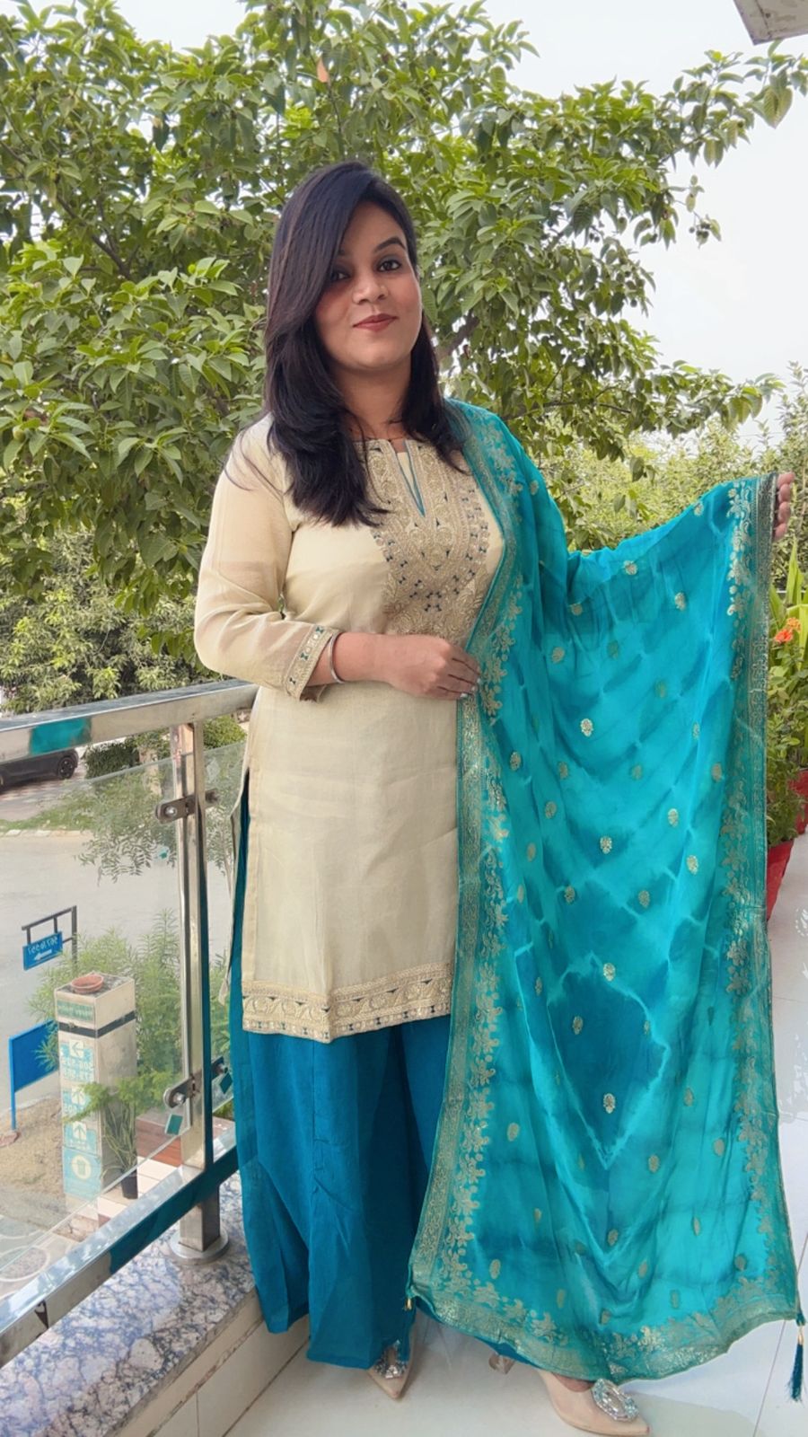 Beige Kurta with Contrasting Turquoise Banarasi Dupatta
