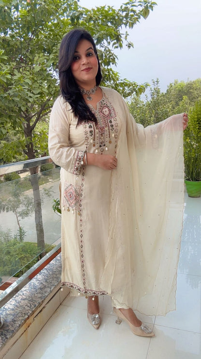 Elegant Ivory Kurta Set with Intricate Embroidery